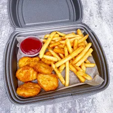 Наггетсы куриные с картофелем фри и соусом